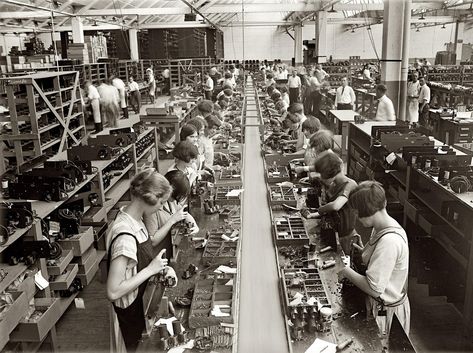 1920 photo of a radio manufacturing assembly line with all women workforce! Radium Girls, Factory Worker, Kumbh Mela, Malala Yousafzai, Assembly Line, Marie Curie, Industrial Revolution, Working Woman, White Photo