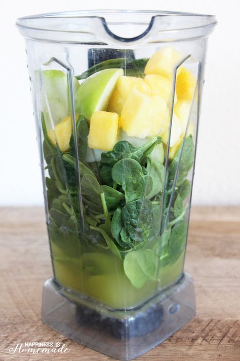 12 oz pineapple juice, 4 c baby spinach, 2 c froz pineapple chunks, 1 granny smith apple, cored and quartered, handful of ice. Combine with ice at top and blend until smooth. Green Machine Smoothie, Smoothie Kale, Smoothie Bowl Vegan, Amazing Smoothie Recipes, Vitamix Smoothies, Smoothies Vegan, Detox Smoothie Recipes, Vitamix Recipes, Resep Diet