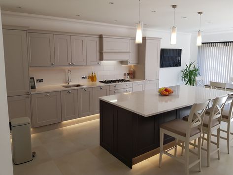 Cashmere & Graphite Shaker Style Kitchen with Silestone Worktops Cashmere Kitchen, Modern Shaker Kitchen, Grey Shaker Kitchen, Howdens Kitchens, Shaker Style Kitchen, Kitchen Extensions, Kitchen 2023, Wren Kitchen, Extension Plans