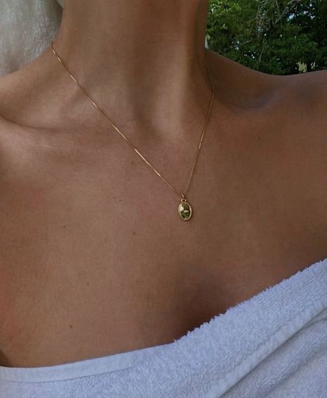 Gold Jwellary Aesthetic, Gold Jewelry Pale Skin, Vintage Necklace Aesthetic, Necklace Design Ideas, Gold Necklace Design, Women Gold Necklace, Classy Necklace, Edgy Accessories, Pretty Jewelry Necklaces