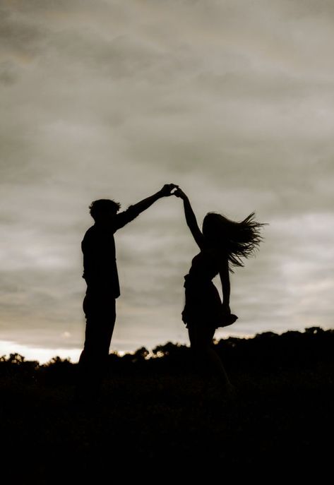 Dance First Think Later, Girlfriends Photoshoot, Man And Woman Silhouette, Bf Pics, Sketching Inspiration, Pencil Drawings Of Flowers, Dawn Photography, Image Couple, Couple Moments