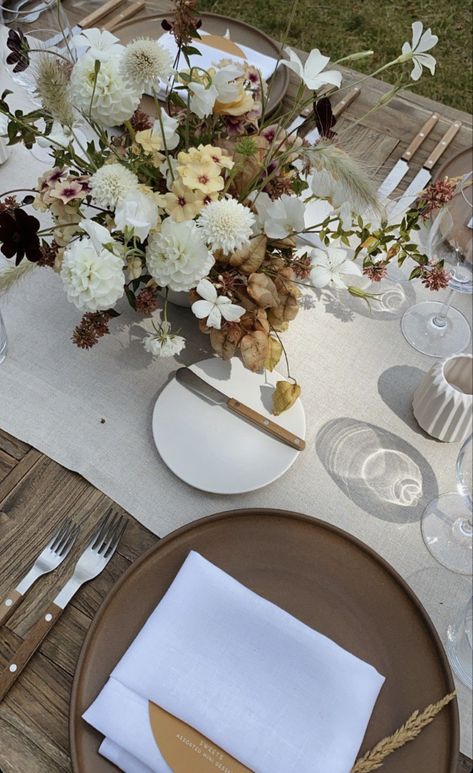 January Photoshoot, Friendsgiving 2023, Wedding Table Setting Ideas, Neutral Tablescape, Minimalist Centerpiece, Round Wedding Tables, Long Lunch, Wedding Ambiance, Setting Inspiration