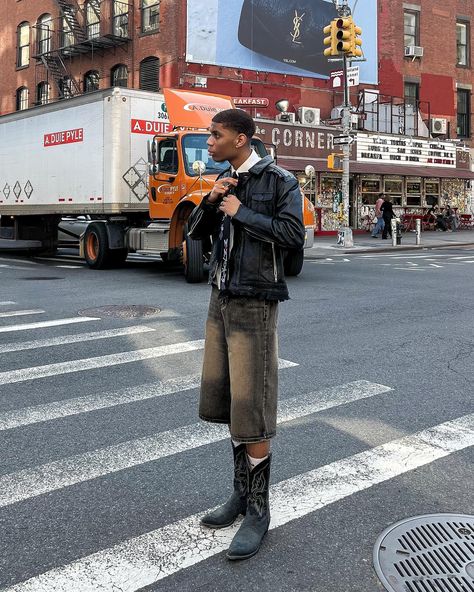 cowboy boots + jorts combo = perfection #springstyle #cowboyboots #outfitinspo #streetstyle #nycfashion Cowboy Boots Men Outfit, Cowboy Boots Outfit Mens, Country Outfits Men, Cold Summer Outfit, Urban Cowboy Style, Cowboy Men, Activewear Photoshoot, Cowboy Boot Outfits, Boots Men Outfit