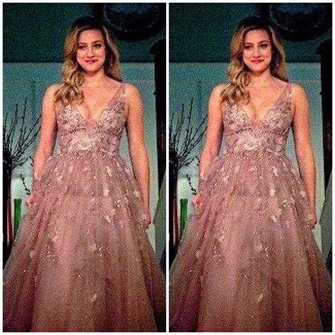 #BettyCooper Betty Cooper Outfits, Tv Dress, Riverdale Fashion, Betty Dress, Prom Dresses Long Pink, Betty Cooper, Cute Prom Dresses, Hi Low Dresses, 90s Dress