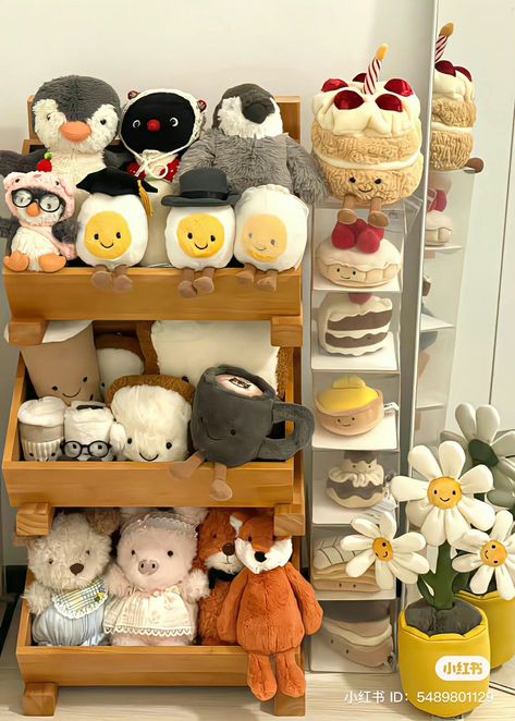 Jellycat Storage, Jellycat Display, Jellycat Stuffed Animals, Jelly Cat, Easy Room Decor, Cute Squishies, Tv Horror, Crochet Teddy, Birthday Board