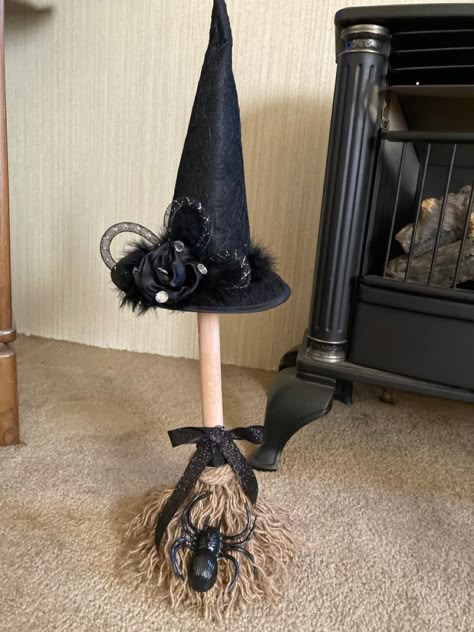 Plunger Broomstick, Dollar Tree Plunger Witch Broom, Halloween Witch Broom Diy, Fall Broom, Witch Brooms, Witch Decorations, Halloween Witch Brooms, Senior Crafts, Summer Halloween