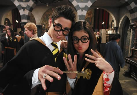 On the set of a Wizards Of Waverly place episode. Wizards Of Waverly Place Behind The Scenes, Wizards Of Waverly Place Cast, Selena Gomez Wizard Of Waverly Place, Wizard Of Waverly Place, Wizards Of Waverly Place Aesthetic, Disney 2000s Aesthetic, 2000s Disney, Old Disney Channel Aesthetic, 2000s Disney Channel Aesthetic