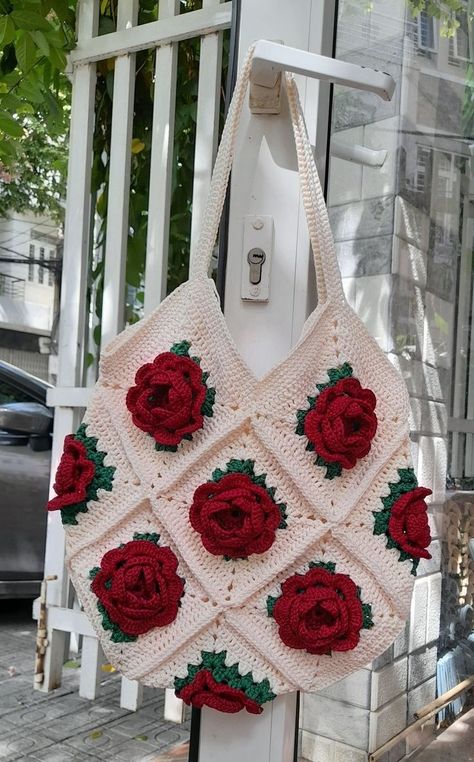 Crochet Granny Square Flower Bag, Crochet Rose Bag, Diy Crochet Granny Square, Crochet Bag Pattern Free, Crochet Business, Crochet Design Pattern, Crochet Handbags Patterns, Crochet Stitches For Beginners, Crochet Fashion Patterns