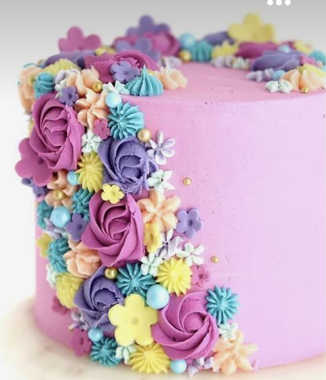 Floral Cake Design, Cake With Flowers, Unique Cupcakes, Daisy Cakes, Buttercream Flower Cake, Birthday Cake With Flowers, Cupcake Cake Designs, Cake Decorating Piping, Cake Decorating Frosting