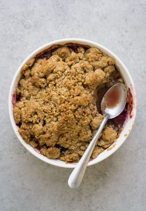 Pear and Blackberry Crumble — Amanda Frederickson Pear Crisp Recipe, Blackberry Crisp, Pear Crisp, Bojon Gourmet, Pear Crumble, Blackberry Crumble, Pear Dessert, Berry Crumble, Pear Recipes