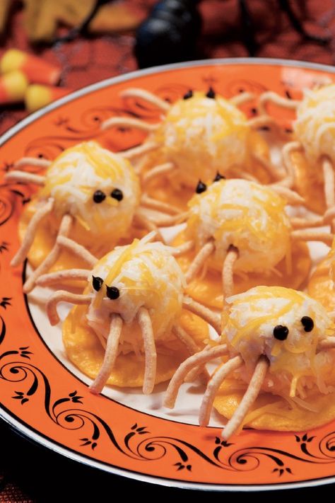 cheesy spiders Halloween Cheese Ball, Halloween Themed Appetizers, Spider Food, Halloween Fingerfood, Halloween Finger, Halloween Finger Foods, Halloween Appetizers Easy, Easy Halloween Snacks, Halloween Snacks For Kids