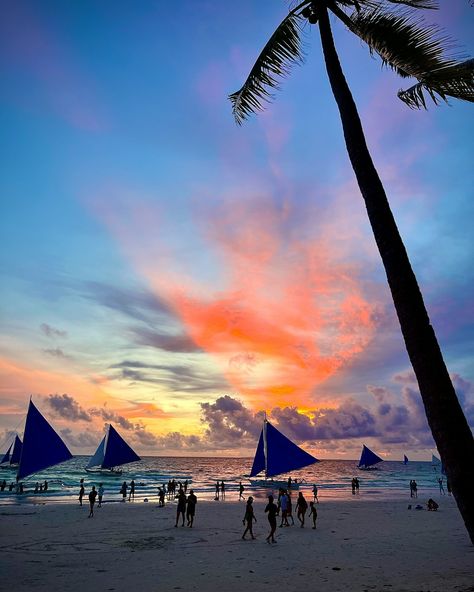 Golden skies and gentle waves: Boracay's sunset, with people and the iconic Paraw sail, creates a perfect moment of serenity. 🌅⛵️✨ 📸Vic Alcuaz #BoracaySunset #IslandVibes #ParawSailing #PhilippineBeaches #GoldenHour #TropicalParadise #BoracayIsland #SunsetMagic #Wanderlust #Philippines #philippinesbestshotsandplace Sunset With People, Boracay Island, Boracay, Island Vibes, Perfect Moment, Tropical Paradise, Golden Hour, Philippines, Sailing