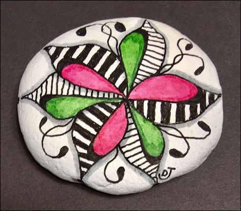 Zentangle Rock Painting, Zentangle Painted Rocks, Abstract Rock Painting, Zentangle Rocks, Doodling Ideas, Drawing Rocks, Rock Animals, Ostrich Egg, Doodle Paint