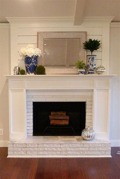 17+ Fireplace Remodel Before and After & How to Remodel Your Fireplace #fireplaceremodel #fireplace #beforeafter Fireplace Molding, Design Camino, Fireplace Inspiration, Fireplace Redo, Brick Fireplace Makeover, Shiplap Fireplace, White Fireplace, Farmhouse Fireplace, Fireplace Remodel