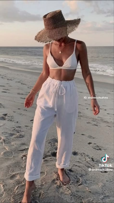 Beach Minimalist Outfit, Resort Beach Outfits, Bohemian Beach Outfit, Minimalist Beach Outfit, Beach Attire For Women, Chic Beach Outfit, Trendy Beach Outfits, Resort Outfit Ideas, Bali Outfit