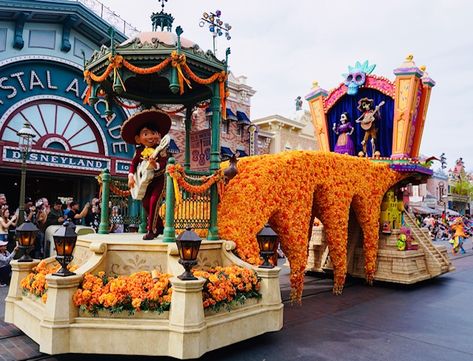 Disney Parade Float, Magic Happens Parade, Disneyland Parade, Homecoming Floats, Coco Disney, Disney Parade, Disney Lifestyle, Disney Treats, Disney Imagineering