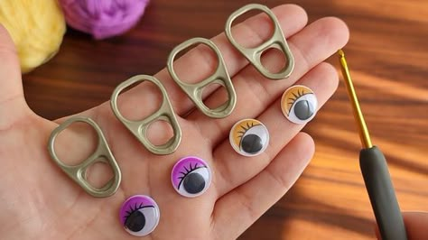 Easy Crochet Toys For Beginners, Crochet Around A Ring, D&d Crochet, Easy Crochet Gifts Quick, Easy Crochet Gifts, Easy Crochet Projects For Beginners, Easy Crochet Keychain, Quick And Easy Crochet Projects, Crochet Keychain Ideas