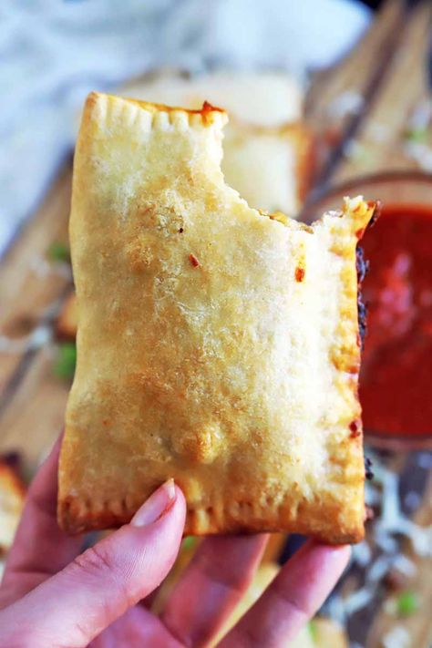 Get your snack on with our homemade Pizza Pockets- we know you'll like them even better than the store-bought alternative! Get the recipe on Foodal now. #pizza #snackrecipes #foodal Breakfast Pizza Pockets, Pocket Food Recipes, Pizza Pocket Recipe, Home Made Pizza Pocket, Homemade Hot Pockets Dough, Thing To Make With Pizza Dough, Diy Pizza Pockets, Kraft Pizza Kit Recipes, Pizza Pockets With Pizza Dough