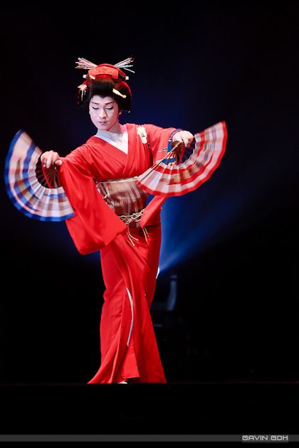 Takami Ozora « Gavin Goh Photography.  The show features Takami Ozora, a Japanese fan dance prodigy who played the role of a geisha in a Kabuki fan dance. Japanese Fan Dance, Kabuki Dance, Fan Dancing, Korean Pattern, Japanese Fans, Team Edward, Japanese Things, Japanese Show, Fan Dance