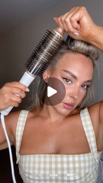 Minnie Faye Rayment on Instagram: "10 minute blowout using the new @beauty_worksonline XXL Volume Hot Brush AD 💗
Used on dry hair for the smoothest and glossiest blowout look 
-
-
-
#hairtutorial #beautyworksonline #beautyworks #hotbrush #hotbrushtutorial #heatedbrush #hairinspo #blowouthair #beautyworksxlhotbrush #hairideas #hairinspo" Thermal Brush Blowout, Hot Brush Styling, Blowout Hair Volume, Round Brush Blowout, Curly Blowdry, Blowout Look, Blowout Hair Tutorial, Blowout Brush, Hot Brush