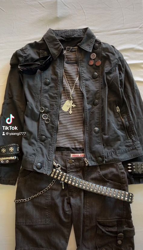 Dark Punk Outfits Men, Pants Accessories Men, Pop Punk Mens Fashion, Grunge 1990s Style, Grunge Outfits Men Winter, Casual Rocker Style Men, Smart Alternative Outfit Men, Masc Outfits Men, Japanese Goth Fashion Men