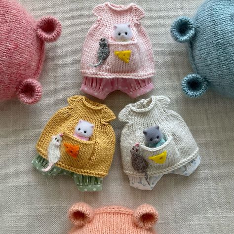 Cute Gifts Canada🇨🇦 (@cutegifts.ca) • Instagram-foto's en -video's Knitted Bunnies, Crochet Baby Costumes, Knitted Stuffed Animals, Miniature Knitting, Felted Crochet, Little Cotton Rabbits, Knitting Dolls Clothes, Handmade Baby Clothes, Doll Diy Crafts