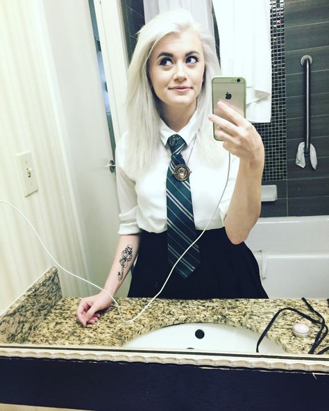 Fem!Draco Malfoy Draco Costume, Fem Draco Malfoy, Slytherin Cosplay, Slytherin Costume, Harry Potter Friends, Harry Potter Hogwarts Houses, Harry Potte, Harry Potter Cosplay, Harry Potter Hufflepuff