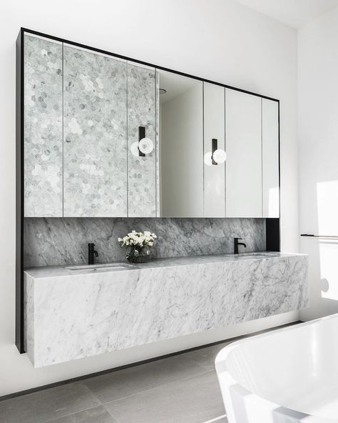 Articolo Lighting on Instagram: “Cool tones and layered textural detail in this superbly designed bathroom by @madeleineblanchfieldarchitects featuring the Articolo Black…” Australian Interior Design, Bad Inspiration, Interior Minimalista, Interior Design Awards, Mirrored Wall, Wall Bathroom, Bad Design, Green Bathroom, Marble Bathroom