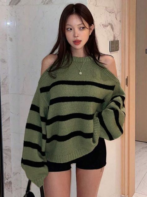 Knitted Sweaters Green, Contemporary Clothing Style, Crochet Square Neck Sweater, Cute Winter Tops For Women, Fall Knit Sweater Pattern, Crocheting A Sweater, Green Womens Outfits, Cute Green Clothes, Light Grunge Clothes