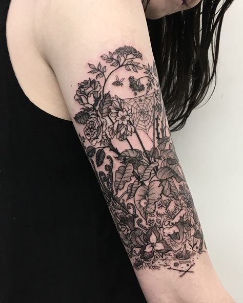 Wild pacific northwestern garden for Sophie! With witch’s brew, fiddlehead ferns, elderflower, rosehips, roses, trillium, chanterelles, and… Rose Tattoo Black, Wild Witch, Garden Tattoos, Garden Tattoo, Fairy Tattoo Designs, Mushroom Tattoos, Witch Tattoo, Irezumi Tattoos, Fairy Tattoo