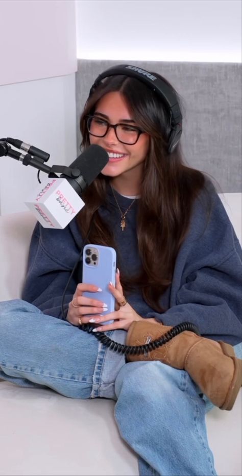 Black Glasses Outfit, Pretty Glasses, Cut Pic, Celebrities With Glasses, Beer For Hair, Madison Beer Style, Glasses Outfit, Glasses Inspiration, Madison Beer Outfits