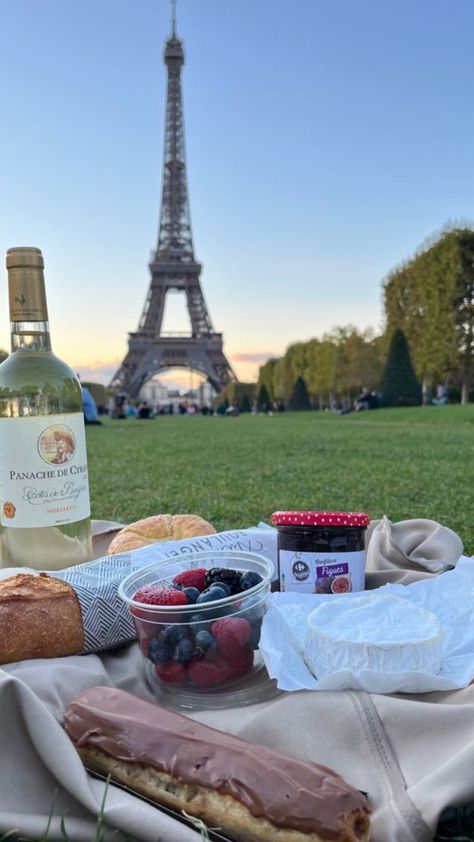 Trip To Europe Aesthetic, Summer In Paris Aesthetic, Europa Aesthetic, Europe Vision Board, Europe Lifestyle, Paris Vision Board, Paris Story, France Vibes, Paris Picnic