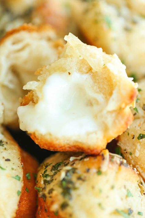 Cheesy Garlic Bombs Garlic Bread Bites, Bread Bites, Muffin Tin Recipes, Baked Bread, Challah, Iftar, Garlic Bread, Puddings, Bagels