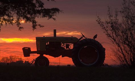 Case sunset Tractor Sunset, Tractor Silhouette, Women Hunting, Nikon D200, Tractor Photos, Case Tractors, Vintage Tractors, Slenderman, Winter Sun