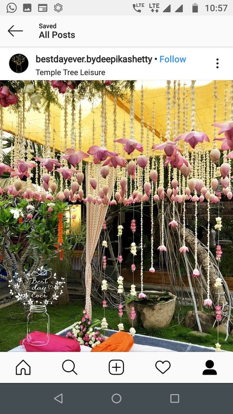 Indian Floral Decor, Leaf Decor Wedding, Diy Floral Decor, Wedding Stage Design, Mandap Decor, Marriage Decoration, Desi Wedding Decor, Flower Decorations Diy, Wedding Planning Decor