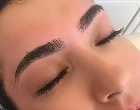 No Arch Eyebrows, Eyebrow Shaping And Tint, Round Eyebrows Shape, Round Eyebrows, Mircoblading Eyebrows, Eyebrows Goals, Curved Eyebrows, Straight Eyebrows, Evening Eye Makeup