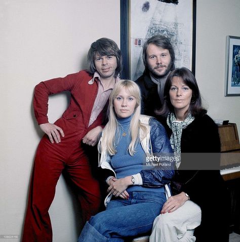 ABBA pose for a group portrait in London, 1976, (L-R) Benny Andersson, Agnetha Faltskog, Bjorn Ulvaeus, Anni-Frid Lyngstad. Abba Lockscreen, Abba Wallpaper, Abba Band, Best Party Songs, Frida Abba, Abba Mania, Glenn Miller, Party Songs, Retro Looks