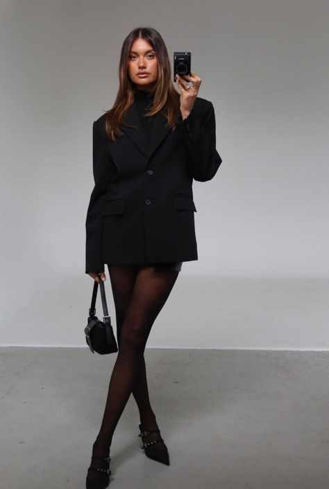 Classic Black Blazer Outfit, Blazer Outfits Oversized, Oversized Blazers For Women Outfits, Women Oversized Blazer, Black Blazer Fall Outfit, Black Blazer Outfit Night Out, Over Sized Blazer Outfits For Women, Over Size Blazer Outfits, Black Suit Outfits For Women