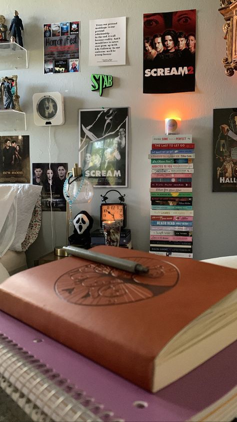 Horror Movies Bedroom, 90s Horror Aesthetic Room, Scream Room Aesthetic, Scream Themed Room, Scream Themed Bedrooms, Scream Room Decor, Scream Decor, Horror Bedroom Aesthetic, Horror Movie Room Decor