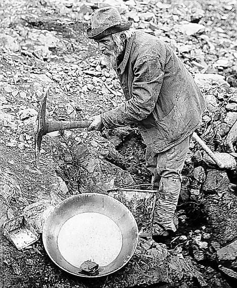 21 Photos Delivering The Visual History of the Klondike Gold Rush Alaska Homestead, Irish Village, Characters References, Klondike Gold Rush, California Gold Rush, Gold Miners, Panning For Gold, Reference Board, Gold Prospecting