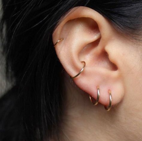 Cute Ear Piercings, Piercing Earrings, Geode Earrings, Ear Piercing, Gold Hoops, Ear Jewelry, Jewelry Diy, Gold Hoop, Gold Hoop Earrings