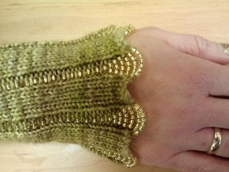 Girls Toys, No Bad Days, Wrist Warmers, Beaded Cuff, Knit Fashion, Knitting Inspiration, Crochet Crafts, Crochet Designs, Knitting Projects