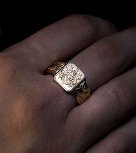 Mens Gold Signet Wedding Ring, Vintage Men Rings, Vintage Signet Ring Men, Vintage Rings Men, Gold Signet Ring Mens, Antique Mens Rings, Mens Gold Signet Rings, Men Signet Ring, Royal Diamond