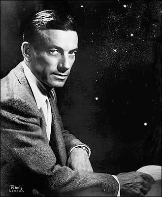 This is my favorite song Hoagy Carmichael "...Though I dream in vain, in my heart it will remain--the stardust melody: the memory of love's refrain." Hoagy Carmichael, Iu Hoosiers, Cool Guy, Famous Musicians, Hauntingly Beautiful, Ray Charles, Jazz Age, Jazz Blues, Composers