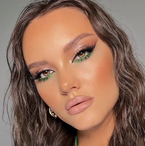 Make Up Ideas For Green Eyes Wedding, Green Eye Make Up Looks, Afternoon Makeup Ideas, Green Eyeshowdow, Makeup Looks For Green Outfit, Green Look Makeup, Green Simple Makeup Looks, Ferxxo Makeup Ideas, Makeup For Lime Green Dress