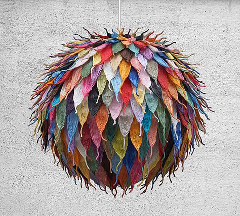 Karin Eisele of Papiergarn makes creative home decor from paper yarn. Twine Balls, Paper Twine, Paper Yarn, Diy Lampe, Paper Balls, Lampe Decoration, Diy Chandelier, Diy Lamp Shade, Diy Lamp