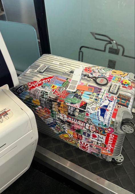 Stickers On Suitcase, Rimowa Sticker, Aluminum Luggage, Rimowa Luggage, Suitcase Stickers, Cute Suitcases, Barbie Drawing, Braces Colors, Travel Chic