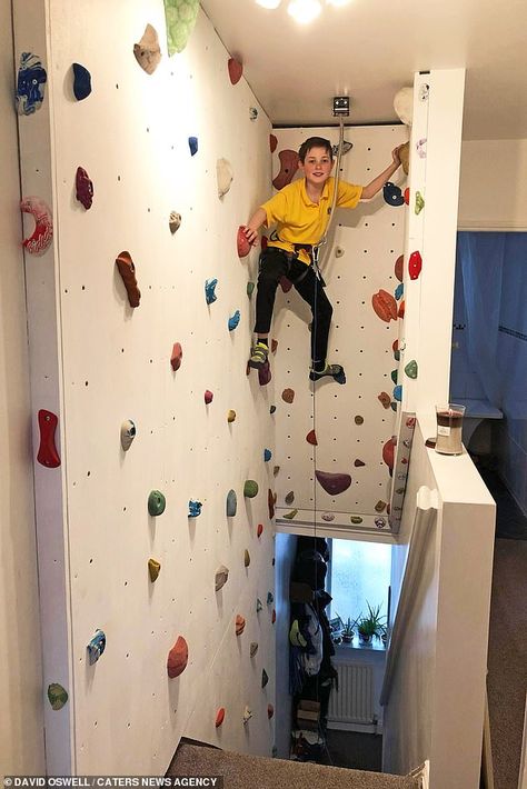 Diy Climbing Wall, Boulder House, Home Climbing Wall, Indoor Climbing Wall, Bouldering Wall, Indoor Rock Climbing, Bored Kids, Wall Outdoor, Work Pictures