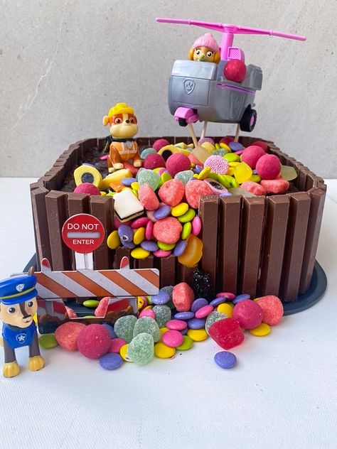 Paw Patrol chocolate birthday cake. Filled with lots of candy and all the figures from the show. Paw Patrol Liberty Cake, Paw Patrol Easy Cake, Homemade Paw Patrol Cake, Easy Paw Patrol Birthday Cake, Birthday Cake Paw Patrol, Easy Paw Patrol Cake, Paw Patrol Cake Ideas, Mnm Cake, Paw Cake