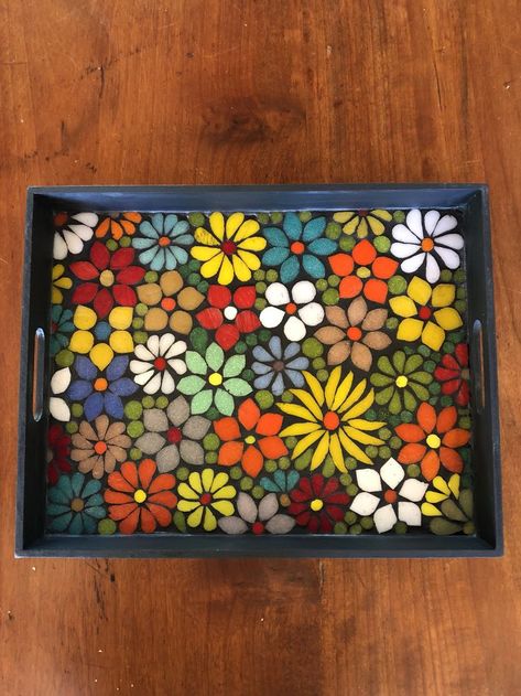 Daisy Mosaic, Daisy Border, Mosaic Tiles Diy, Stained Glass Mosaic Patterns, Mosaic Windows, Mosaic Art Diy, Mosaic Tray, Mosaic Stepping Stones, Mosaic Tile Designs